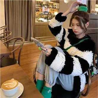 গোলাপী চেকারবোর্ড সোয়েটার